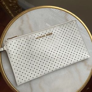 MICHAEL KORS white leather clutch/wristlet 🤍